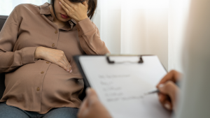 Salud mental materna: una dimensión clave en el cuidado durante el embarazo y el posparto 